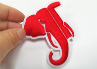O bordado 3D feito a mão pequeno remenda o teste padrão vívido do elefante da cor